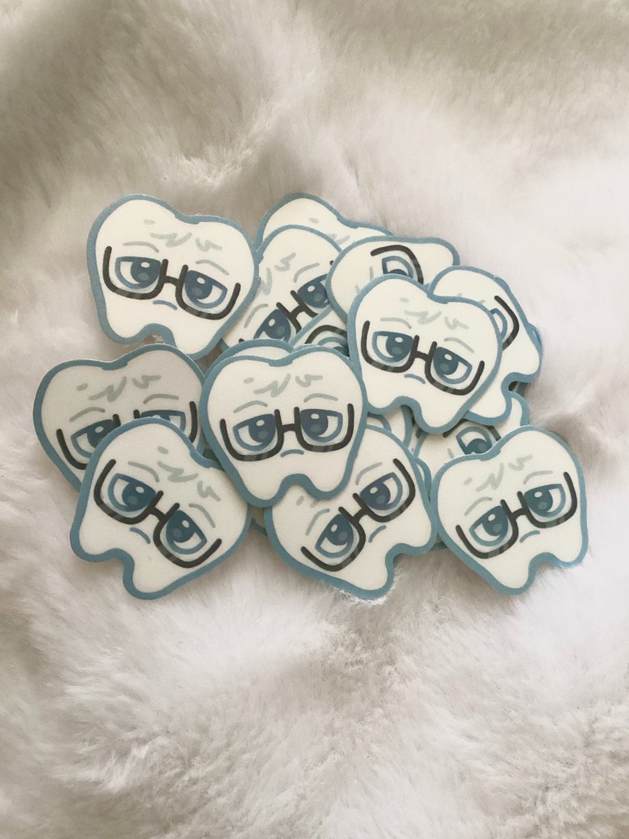 sparkliemarket's tweet photo. gigi graham (coxon) 🦷👓 #cf23 https://t.co/XBpqj2z3Ct