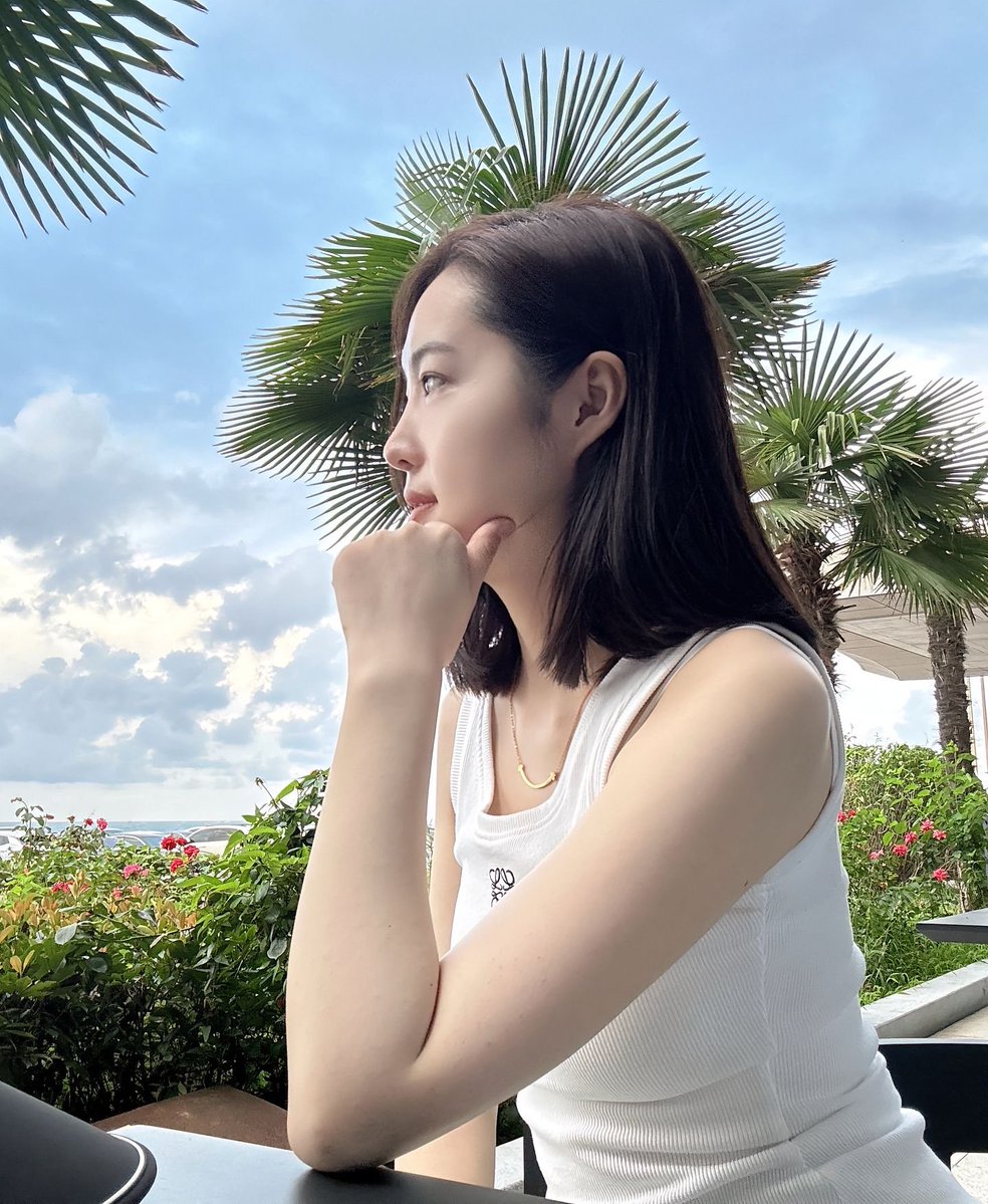 KinoP666's tweet photo. 护士下班后的样子，不懂就问 女生做爱时是更喜欢被抱起来颠勺  还是喜欢趴着被从后面猛干 https://t.co/XHtkCgh3hy