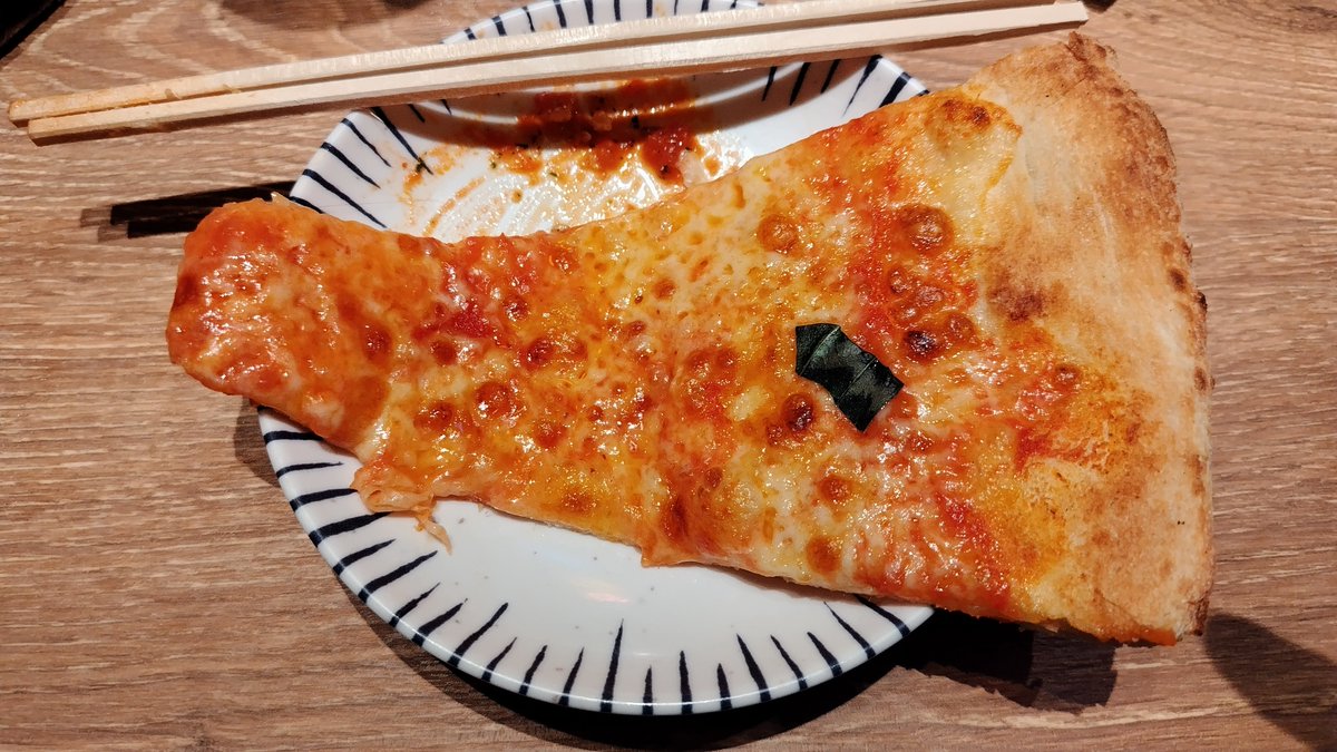 biri_railgun's tweet photo. オタクと飲み会🍻

ちばチャンバル初めて来たけど
ピザのバカが想像より大き過ぎてワロタ🍕
(3枚目サイズ比較用) https://t.co/1zFHspa9iq