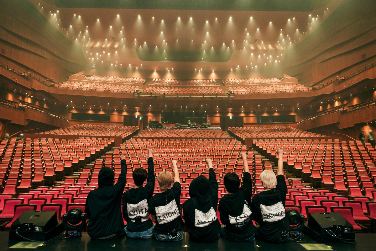 official_DXTEEN's tweet photo. 𝟮𝟬𝟮𝟲 𝗗𝗫𝗧𝗘𝗘𝗡 𝗟𝗜𝗩𝗘 𝗧𝗢𝗨𝗥 〜𝗥𝗲: 𝗛𝗲𝗮𝗿𝘁 &amp; 𝗦𝗼𝘂𝗹〜

📍 高崎芸術劇場 大劇場
開演まであと1時間！⌛️

いよいよ初日です！
NICOのみなさん、盛り上がる準備はOKですか？

#DXTEEN #DXTN
#DXTEEN_ReHeartandSoul https://t.co/6pXwUk9mbb