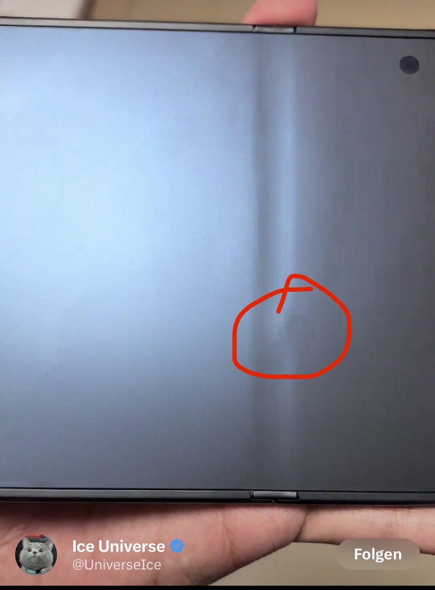 i_am_fabs's tweet photo. Offenbar hat sich Apple ein strukturelles Problem im iPhone Duo eingebaut. Das Hinge drückt sich durchs Display durch und beschädigt dieses in einigen Fällen. https://t.co/apDzdWcO0Y