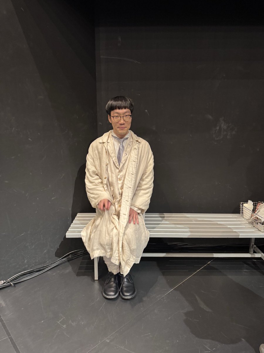 hirai_swing's tweet photo. 舞台「water」の東京千秋楽が終わりました
ご来ウォーターくださった方々ありがとうございました！
次は京都公演であります

ピースをしようとする前の蛹ピース写真です https://t.co/89upIpYWnC