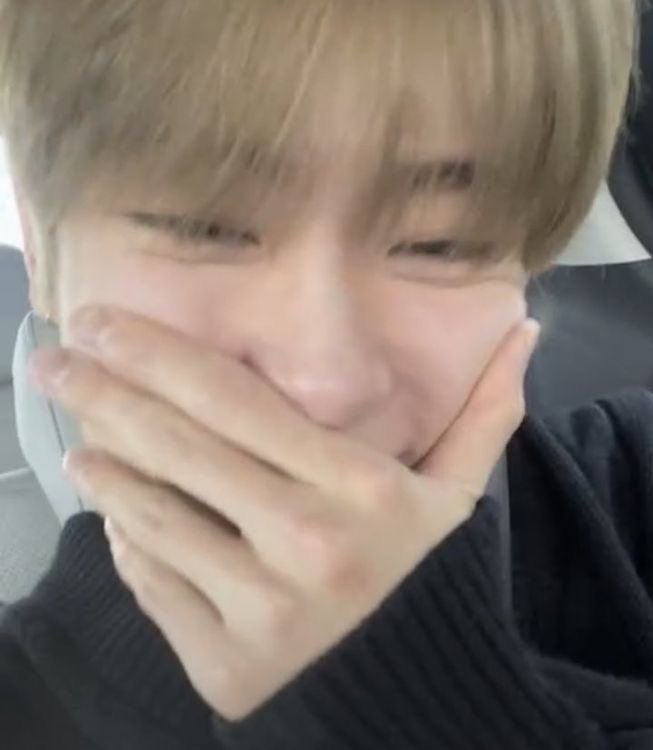 Domesae21's tweet photo. 선배 좋아하는거 궁금해요
                                      웃을때 보조개 있고
헙
                                      고양이처럼 좀 귀엽고
헐
                                      약간 하얀 탈색모?
와ㅋㅋ
                                      카톡으로 사진보내줄게
아이참 https://t.co/nj407VXafp