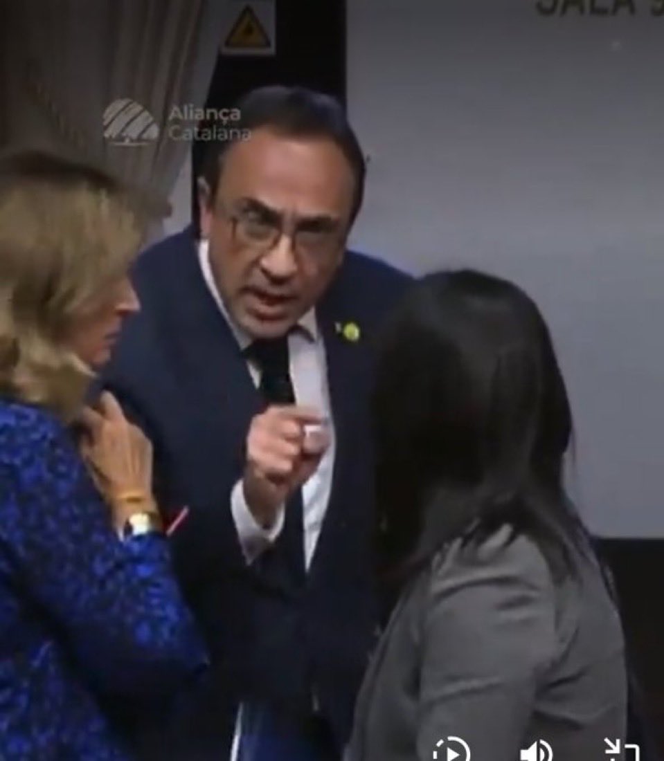 Richard67412189's tweet photo. @orriolsderipoll @TostDe @joseprull El pitjor President de la història. Aquest és el seu codi de conducta, assenyalar amb el dit de forma dictatorial i amenaçadora com també fa l’altre impresentable President. Tallats pel mateix patró. https://t.co/JWqKJ7U9he