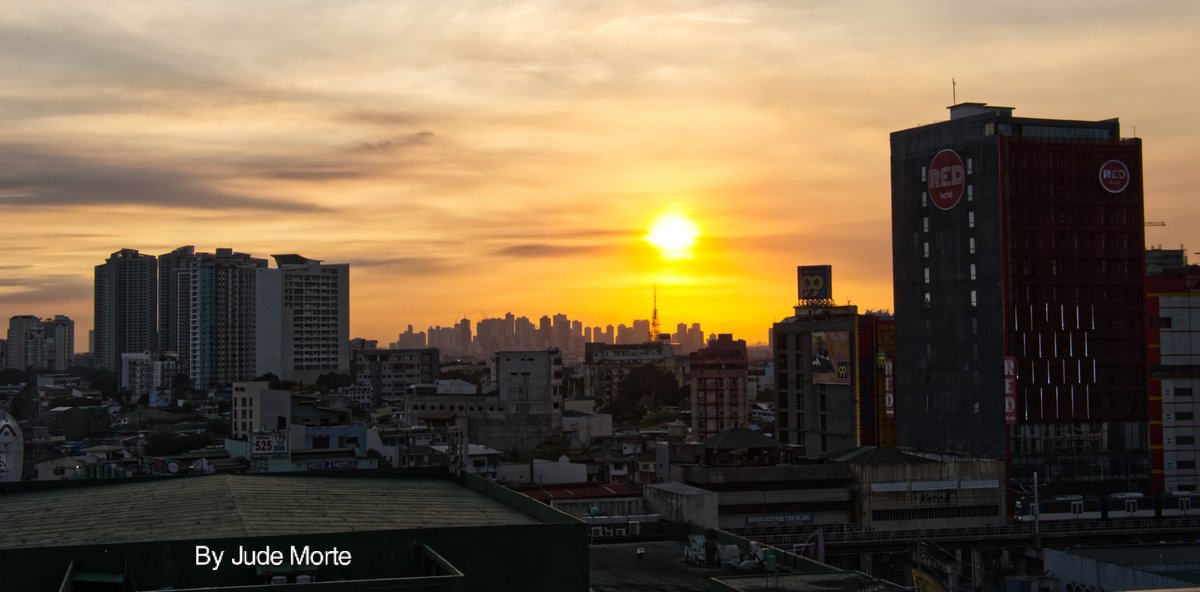 MorteJude's tweet photo. @mymusingsat22 @kaiseresibo A Metro Manila sunset is always good, Lolli

#fujifilmxm5 #cubao #QuezonCity #Philippines https://t.co/8tXFVPDJ39