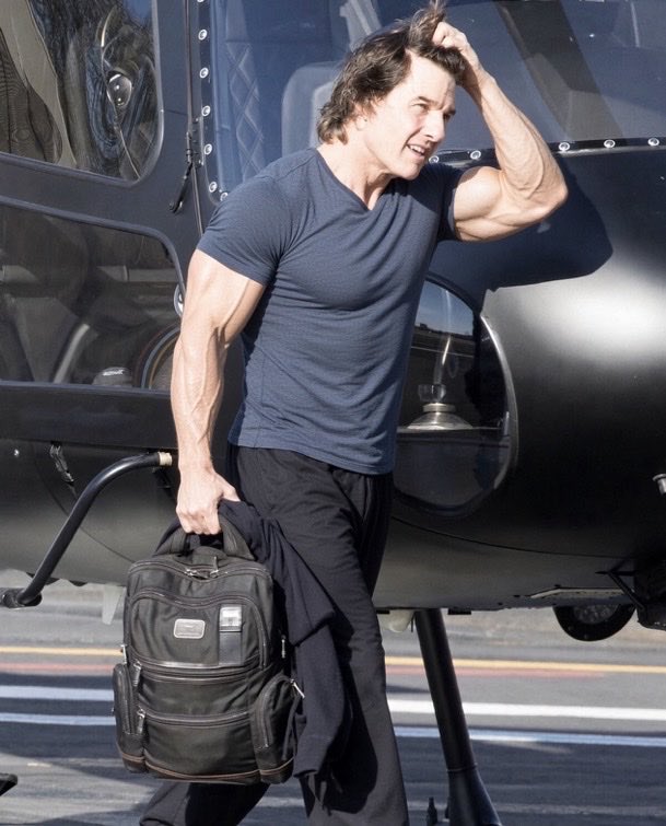 ChillinEffect's tweet photo. What movie is Tom Cruise training for? 💪 https://t.co/AfYZ4cUqNj