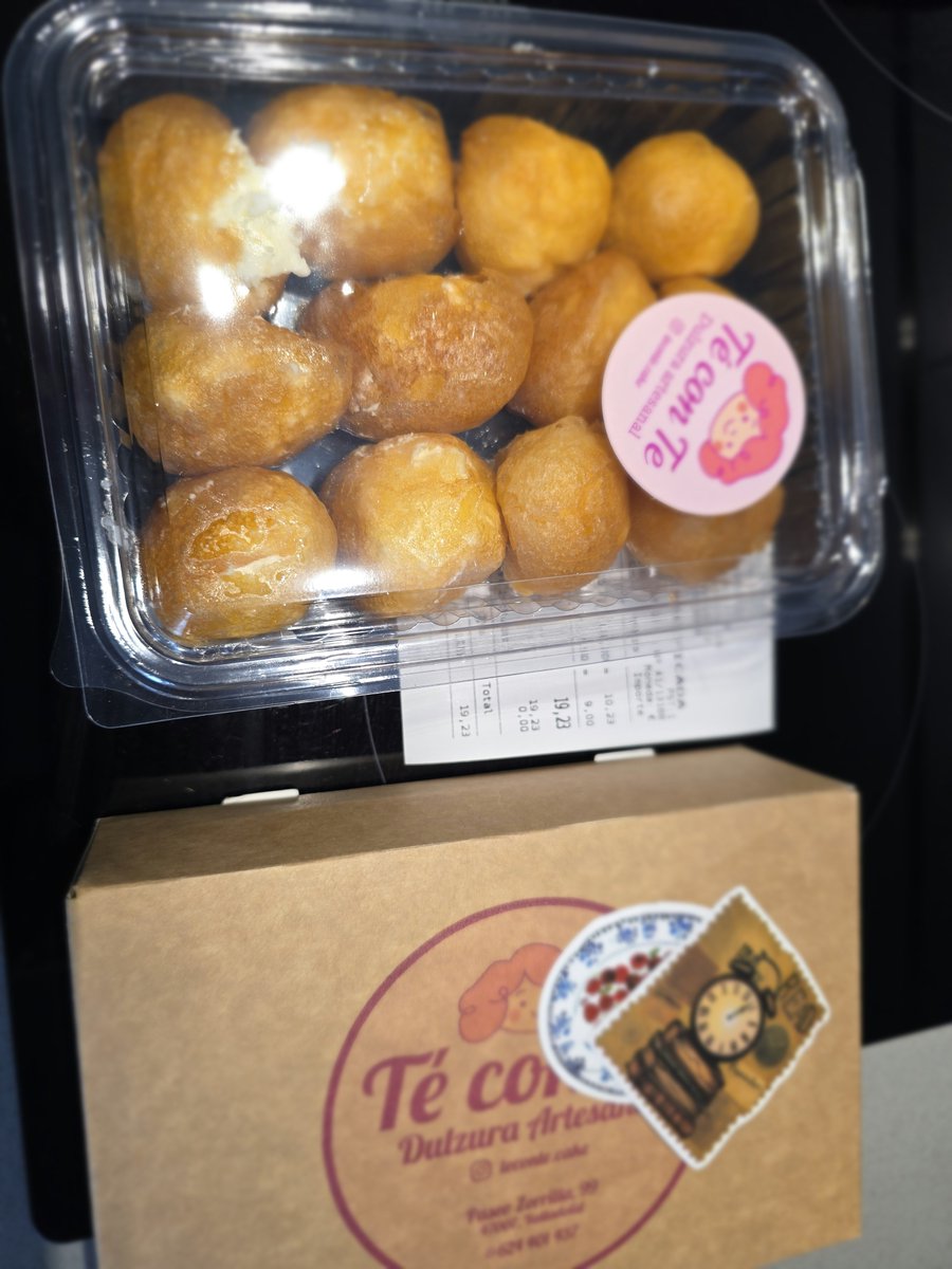 yustin's tweet photo. Ayer tenía visita en casa, así que me fui a Te con Té a por algo de fruta.

Bueno, fruta no. Buñuelos.

Ya os he hablado alguna vez de ellos porque me encanta el sitio y traen cosas muy chulas de su obrador, así que había que probarlos, claro 

Muy ricos, como era de esperar. 33 €/kg.

Pero ojo porque la que triunfó de verdad fue la cookie de Pantera Rosa: literalmente como comerte una Pantera Rosa fusionada con una galleta, supercremosa.

De 10.

La tarta de zanahoria me estuvo haciendo ojitos desde la vitrina, pero viendo los días que llevo… fui fuerte 😅

📍 P.º de Zorrilla, 99, #Valladolid