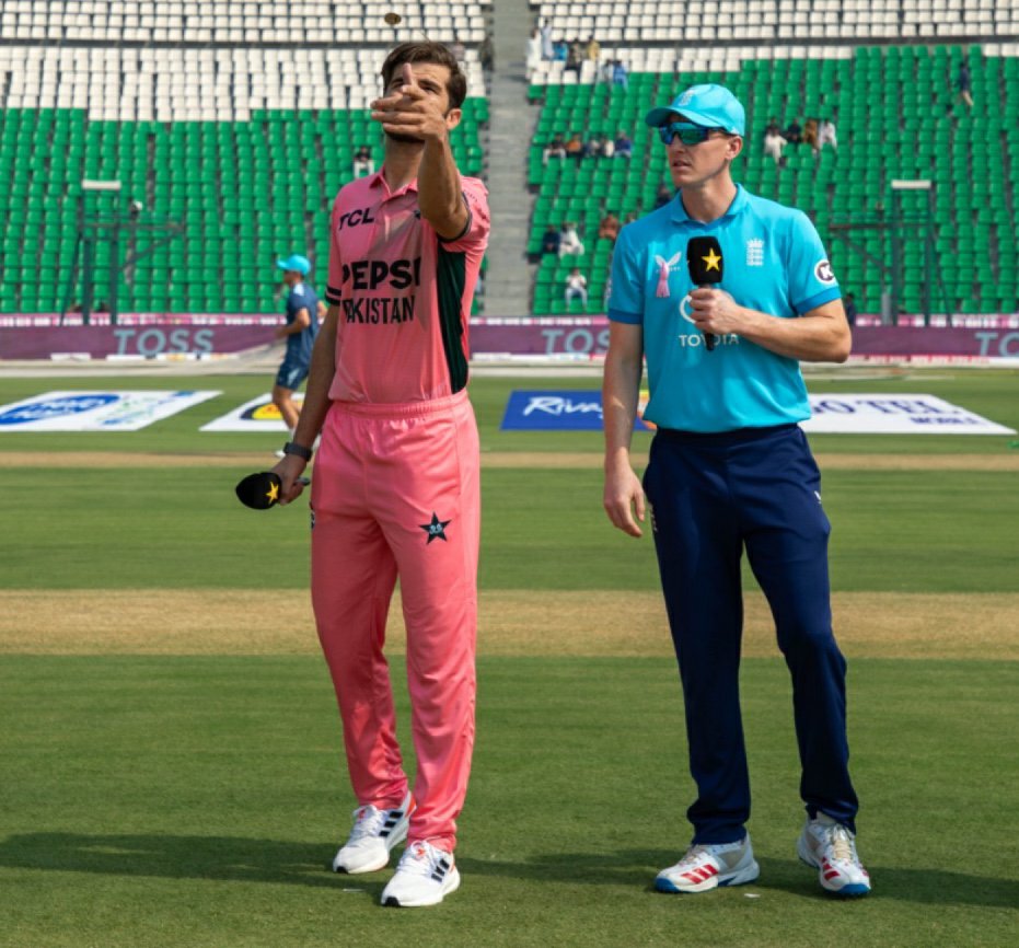 sohailtanvee's tweet photo. Pakistan opt to bowl first in Lahore as they look to seal a spot in the tri-series final, England look to bounce back from back-to-back defeats

#PAKvsENG #icc #GFvip https://t.co/riVlwQ0Tdr