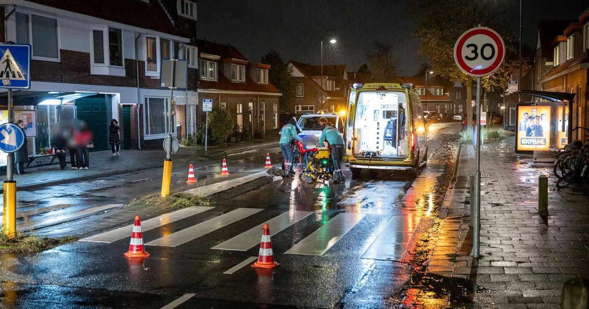 haarlem's tweet photo. Persoon aangereden op zebrapad, automobilist rijdt door Kruistochstraat Haarlem: HAARLEM - Een persoon is zaterdagavond rond 20.​40 uur aangereden op een zebrapad aan de Kruistochtstraat in Haarlem. De automobilist reed na het ongeval met hoge snelheid door en… dlvr.​it/TW3BqV https://t.co/7cbFFYHrul