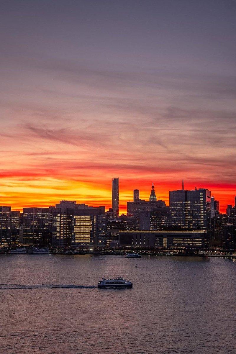 earthviewss1's tweet photo. Beautiful sunset in New York 🇺🇸 https://t.co/gzFlV7iNH5