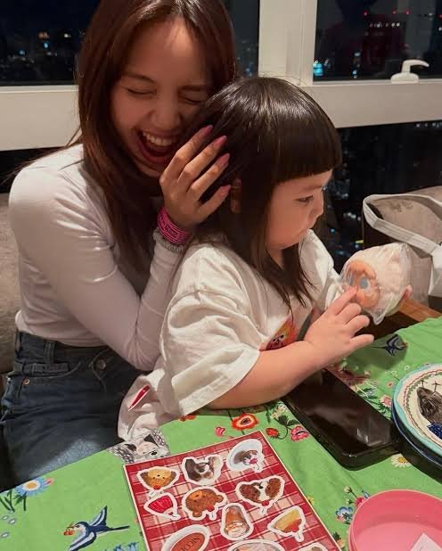 aoikotori's tweet photo. #กุ๊กกู๋ น้องเกล มาแรงสุดๆ ถึงขนาดเบียดพี่ลิซ่า 
cr.Kantinan https://t.co/QMAi6DvRph