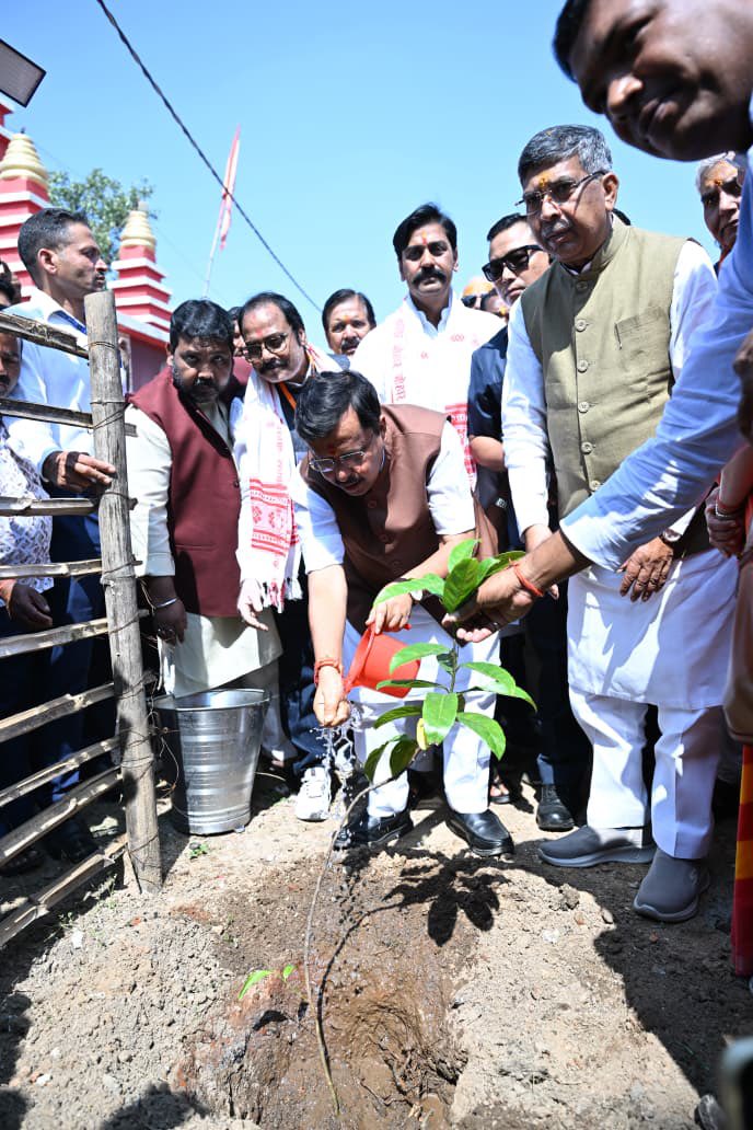 AdityaPdSahu's tweet photo. आज राँची पश्चिमी जिला अंतर्गत कांके प्रखंड के सुकुरहुटु ग्राम स्थित बूथ संख्या-249 पर भारतीय जनता पार्टी के माननीय राष्ट्रीय अध्यक्ष श्री @NitinNabin जी, केंद्रीय मंत्री श्रीमती अन्नपूर्णा देवी जी एवं सम्मानित भाजपा कार्यकर्ताओं व ग्रामीणजनों के साथ देश के यशस्वी प्रधानमंत्री आदरणीय श्री @narendramodi जी के लोकप्रिय मासिक रेडियो कार्यक्रम ‘मन की बात’ के 139वें संस्करण का सामूहिक श्रवण किया।

इस अवसर पर माननीय राष्ट्रीय अध्यक्ष श्री नितिन नवीन जी ने भगवान बिरसा मुंडा जी की प्रतिमा पर माल्यार्पण कर श्रद्धासुमन अर्पित किए। इसके पश्चात ‘एक पेड़ माँ के नाम’ अभियान के अंतर्गत रुद्राक्ष का पौधा रोपित किया तथा ग्रामीण माताओं-बहनों से आत्मीय संवाद किया।

इस अवसर पर प्रदेश महामंत्री श्री गणेश मिश्रा जी, प्रदेश मंत्री श्री अमित सिंह जी, पूर्व विधायक श्री समरी लाल जी, भाजपा नेता श्री अमित कुमार जी एवं रांची पश्चिमी जिला अध्यक्ष श्री नरेंद्र सिंह जी सहित अनेक सम्मानित कार्यकर्ता एवं ग्रामीणजन उपस्थित रहे।

#MannKiBaat

@blsanthosh