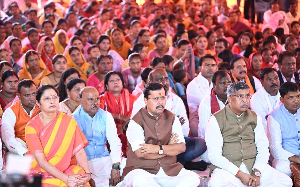 AdityaPdSahu's tweet photo. आज राँची पश्चिमी जिला अंतर्गत कांके प्रखंड के सुकुरहुटु ग्राम स्थित बूथ संख्या-249 पर भारतीय जनता पार्टी के माननीय राष्ट्रीय अध्यक्ष श्री @NitinNabin जी, केंद्रीय मंत्री श्रीमती अन्नपूर्णा देवी जी एवं सम्मानित भाजपा कार्यकर्ताओं व ग्रामीणजनों के साथ देश के यशस्वी प्रधानमंत्री आदरणीय श्री @narendramodi जी के लोकप्रिय मासिक रेडियो कार्यक्रम ‘मन की बात’ के 139वें संस्करण का सामूहिक श्रवण किया।

इस अवसर पर माननीय राष्ट्रीय अध्यक्ष श्री नितिन नवीन जी ने भगवान बिरसा मुंडा जी की प्रतिमा पर माल्यार्पण कर श्रद्धासुमन अर्पित किए। इसके पश्चात ‘एक पेड़ माँ के नाम’ अभियान के अंतर्गत रुद्राक्ष का पौधा रोपित किया तथा ग्रामीण माताओं-बहनों से आत्मीय संवाद किया।

इस अवसर पर प्रदेश महामंत्री श्री गणेश मिश्रा जी, प्रदेश मंत्री श्री अमित सिंह जी, पूर्व विधायक श्री समरी लाल जी, भाजपा नेता श्री अमित कुमार जी एवं रांची पश्चिमी जिला अध्यक्ष श्री नरेंद्र सिंह जी सहित अनेक सम्मानित कार्यकर्ता एवं ग्रामीणजन उपस्थित रहे।

#MannKiBaat

@blsanthosh