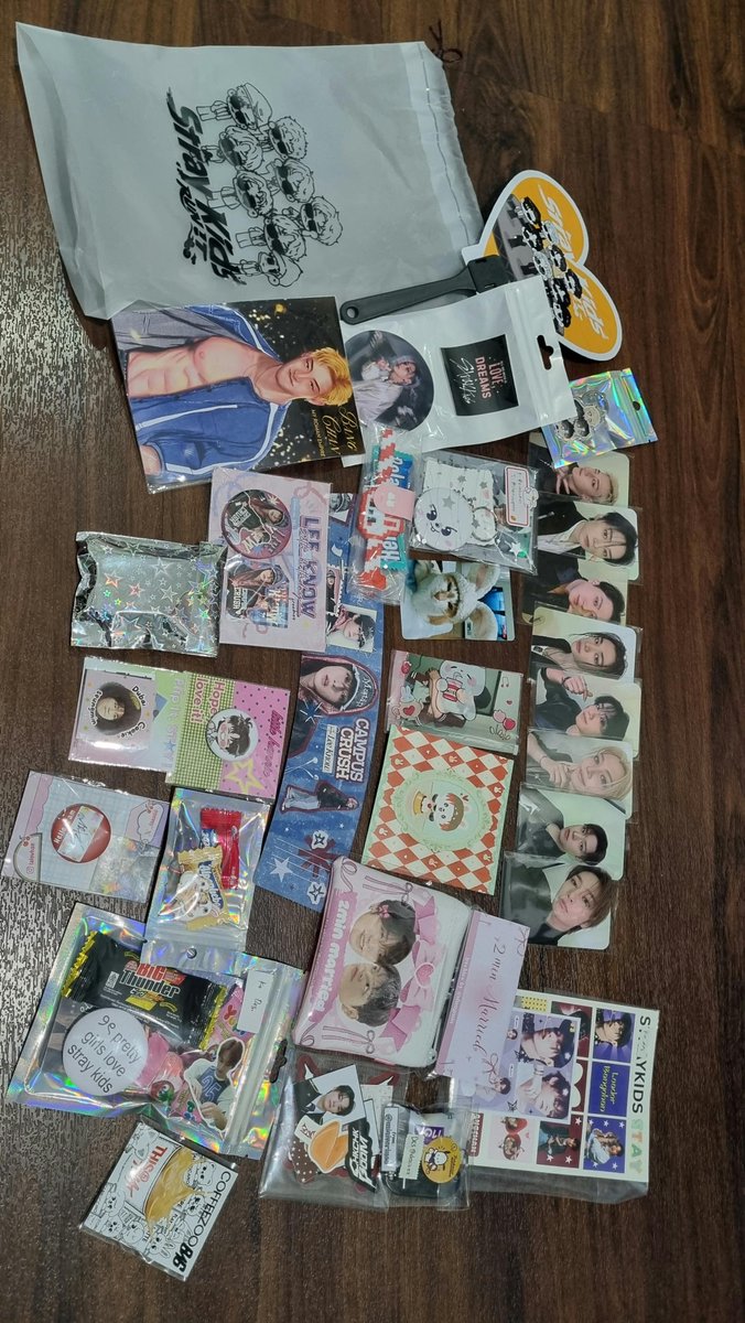 desskzz's tweet photo. Makasih buat @SKZEE_Ent yg udh ngadain noraebang, aku yg dtg telat aja ngerasa seru bgt, merch eventnya juga lucukk 🫶🏻

Makasih juga buat temen2 STAY yg nyamperin aku buat trade &amp; ngasih freebies ke aku 🤗 especially yg janjian trade makasih udh mau nungguin aku 😭🫶🏻 https://t.co/gNs2ISbQH0