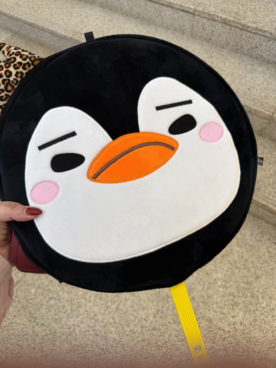 uranuslove's tweet photo. 퇴근길 아수라장에도
펭펭이만큼 인사를 제대로 하고 가는
이준호 ’고마워~
그렇게 펭펭이는 오늘도 말레이시아에서
행복했다.
 @velyvely0205 

쿠쿠 말레이시아 팝업 이준호
📍 Pavilion Bukit Jalil, Centre Court, Level 2 https://t.co/dhIwdnQE4d