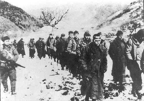 gzh1969's tweet photo. @ForzaFener010 @PLA_MilitaryUpd 好难猜啊，图片中被俘虏的是哪个国家的士兵? https://t.co/9fpkVqGtnt