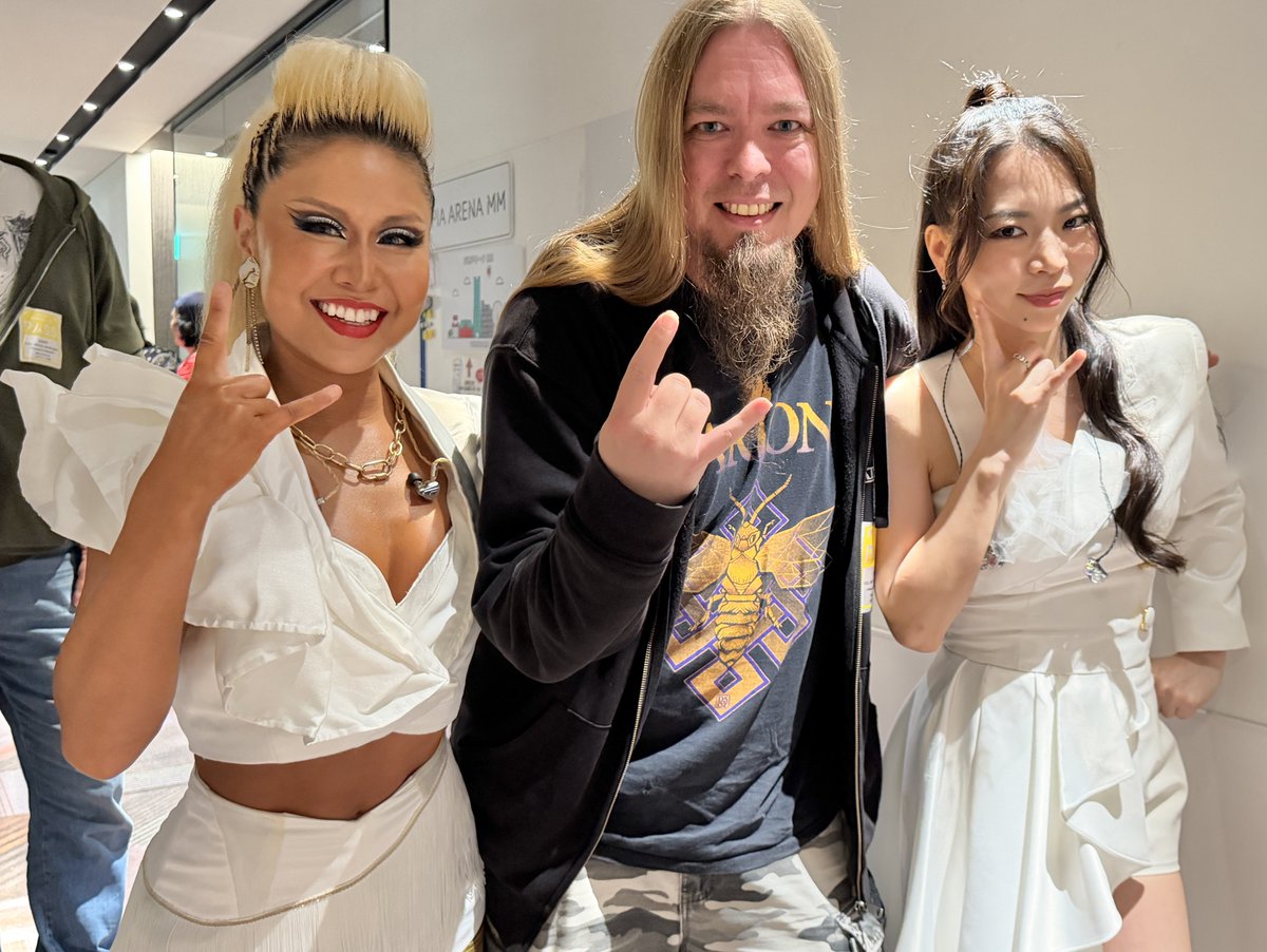 miyako_0405's tweet photo. 🎹イェンス・ヨハンソン
🎸マティアス・クピアイネン
Stratovarius聴きまくってたので感激！
イェンスは1枚目の🎹EPでコメントもらってたので2枚目差し上げました！！ https://t.co/LRUCBY94Gh