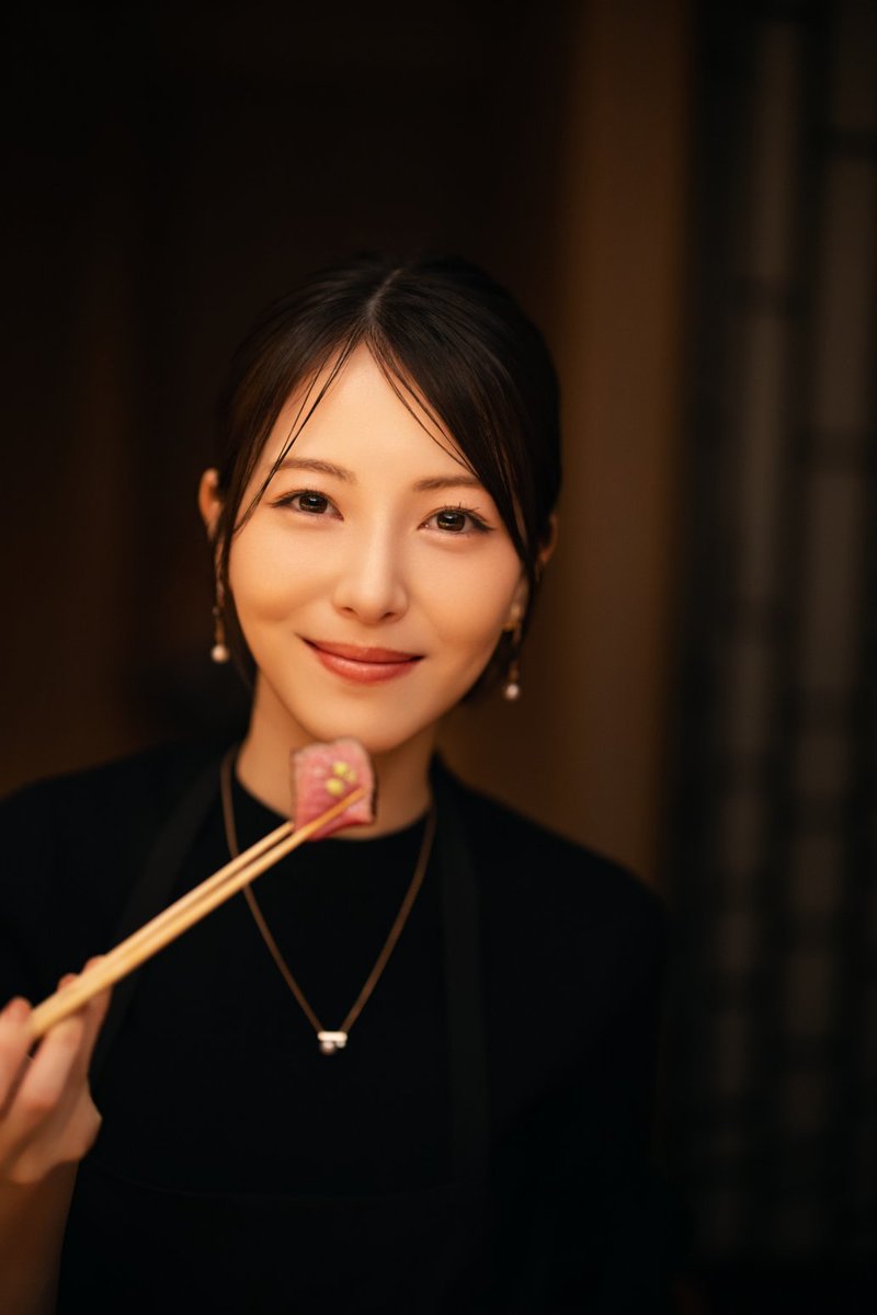 tokyo_calendar's tweet photo. ˗ˏˋ📣 #浜辺美波 さん
1年10ヶ月ぶりに東カレに登場！✨Vol.1 ˎˊ˗

東京カレンダー表紙の常連となった浜辺美波さんが、満を持して帰ってきた！🗼
過去3回はふぐ鍋、焼き鳥、タンしゃぶを食べていただきましたが、今回は浜辺さんが「大好き！」というお肉を体験🍖西麻布にある肉割烹『喜円』へお連れしました👏
11月20日発売の誌面でしか見れない、浜辺さんの美味しそうな表情をチェックして！

📚…°˖✧
#東カレ #1月号 のテーマは「東京の夜、100の美食（仮）」
 
● ご予約はこちら👇
https://t.co/qYvmC8NTl0
● 詳細はこちら
https://t.co/CmXtrDF4oF

#撮影秘話
