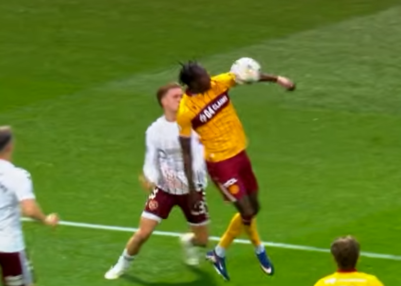 bryce9a's tweet photo. Collum's unwillingness to admit incompetence has him STILL insisting under HIS ridiculous "t-shirt line" rule, this isn't handball. Ask Hearts fans. 

We don't want this in the game. It's handball, clearly. https://t.co/ktyPXIbDZi
