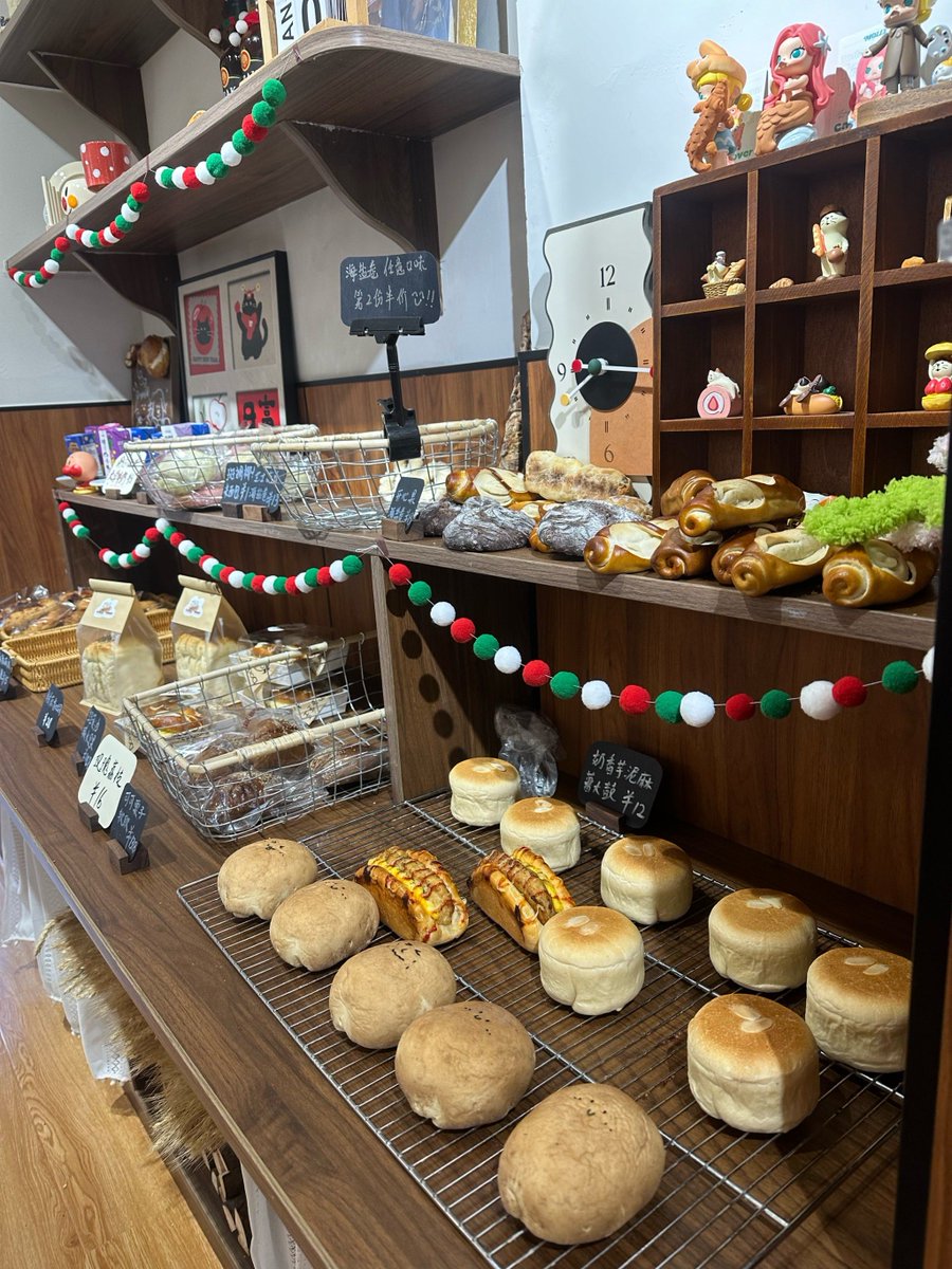 admjdq0x's tweet photo. [日常の街並みで、街角の小さな店先に、パンや焼き菓子が並んでいるのを見つけた。ふわふわの焼き立ての匂いが、心まで温かくする。少し疲れた時は、こういう小さな幸せが一番だな。]， https://t.co/MkuVtDRtOl