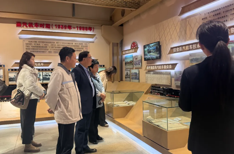 ChinaCG_Dus's tweet photo. Im goldenen Oktober reiste das China-Team der NRW. Global Business nach Datong in Shanxi und besuchte die CRRC Datong Electric Locomotive Co., Ltd. Dort führten sie persönliche Gespräche mit Vertretern lokaler Regierungsbehörden und Unternehmen. Seit mehr als vierzig Jahren bestehen freundschaftliche Kontakte zwischen NRW und Shanxi. Heute sind rund 1600 Unternehmen aus NRW in China tätig, während sich mehr als 1200 chinesische Unternehmen in NRW niedergelassen haben. Nach über vier Jahrzehnten als langjährige Freunde geht die Geschichte ihrer Zusammenarbeit weiter. #ChinaGermany #ChinaDeutschland #ChinainNRW