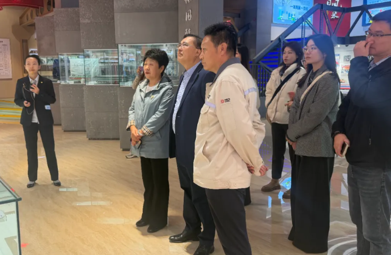 ChinaCG_Dus's tweet photo. Im goldenen Oktober reiste das China-Team der NRW. Global Business nach Datong in Shanxi und besuchte die CRRC Datong Electric Locomotive Co., Ltd. Dort führten sie persönliche Gespräche mit Vertretern lokaler Regierungsbehörden und Unternehmen. Seit mehr als vierzig Jahren bestehen freundschaftliche Kontakte zwischen NRW und Shanxi. Heute sind rund 1600 Unternehmen aus NRW in China tätig, während sich mehr als 1200 chinesische Unternehmen in NRW niedergelassen haben. Nach über vier Jahrzehnten als langjährige Freunde geht die Geschichte ihrer Zusammenarbeit weiter. #ChinaGermany #ChinaDeutschland #ChinainNRW