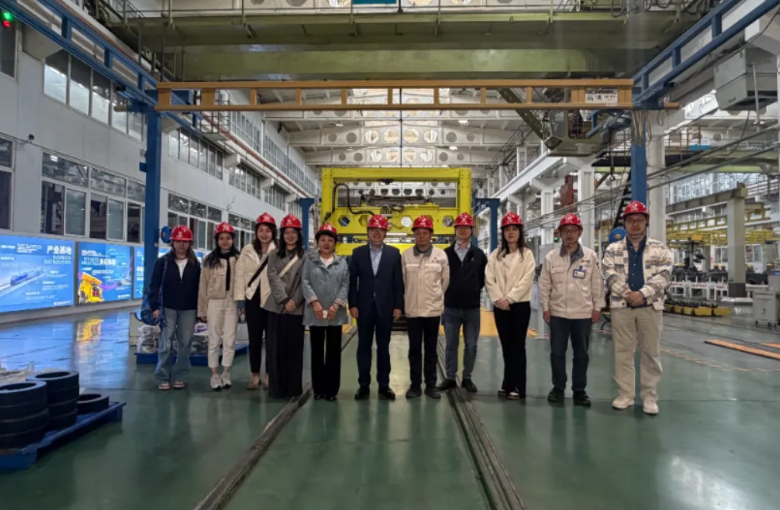 ChinaCG_Dus's tweet photo. Im goldenen Oktober reiste das China-Team der NRW. Global Business nach Datong in Shanxi und besuchte die CRRC Datong Electric Locomotive Co., Ltd. Dort führten sie persönliche Gespräche mit Vertretern lokaler Regierungsbehörden und Unternehmen. Seit mehr als vierzig Jahren bestehen freundschaftliche Kontakte zwischen NRW und Shanxi. Heute sind rund 1600 Unternehmen aus NRW in China tätig, während sich mehr als 1200 chinesische Unternehmen in NRW niedergelassen haben. Nach über vier Jahrzehnten als langjährige Freunde geht die Geschichte ihrer Zusammenarbeit weiter. #ChinaGermany #ChinaDeutschland #ChinainNRW