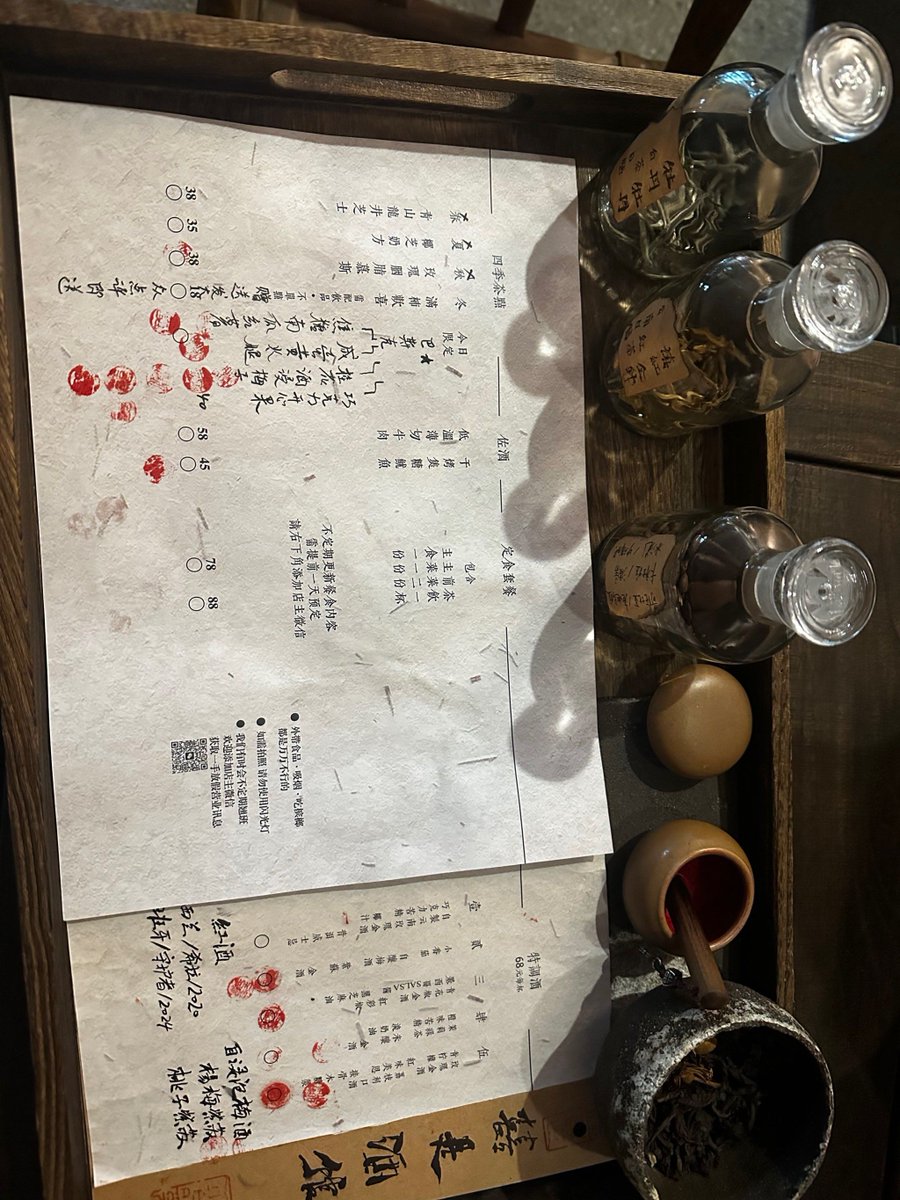 m8ame's tweet photo. [荷物をたくさん摆驮して、まるで瘫れたように软らかいクッションに寄りかかる、古びた卣の横に置かれたお茶の杯とペットボトルがある温かい日常の一コマ]， https://t.co/QkHmdnSfwk