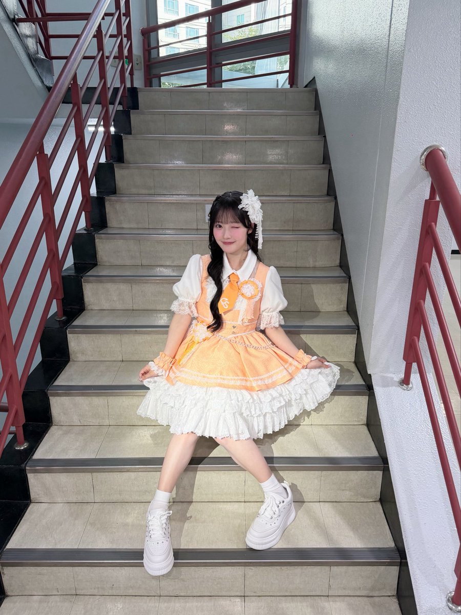 emiru_cs0422's tweet photo. 오렌지색 담당 
카와모토 에미루입니다🍊

첫 인기가요 출연이라 정말 두근두근했고, 
너무너무 행복했어요!! 

한국의 여러분도 앞으로 저희와 함께  
Pick up! 해주시면 정말 기쁠 것 같아요
오늘도 CUTIE가 
여러분의 마음에 도착했기를 🎀
┈┈┈┈┈┈┈┈┈┈
観てくれてありがとうございました！！
キラッキラのぷりぷりな背景で
ステージとっても楽しかったです！♡

#큐스토
#CUTIESTREET  #きゅーすと