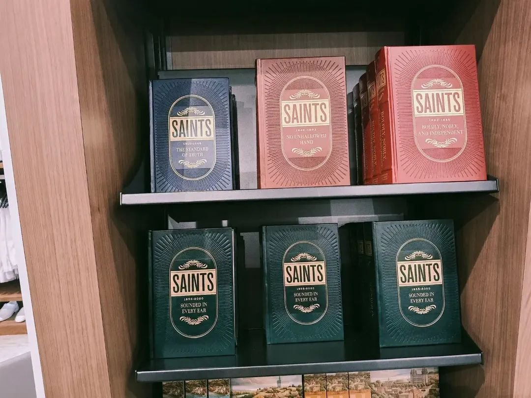 Xiao_Chua's tweet photo. promotional collaterals scattered around the chapel yesterday and copies of the special edition and the mass-market editions at Deseret Books at City Creek when I visited Salt Lake City last March.

You can read Saints at the Gospel Library app.

#XiaoChuaBookLover https://t.co/v3EmhJLsBp