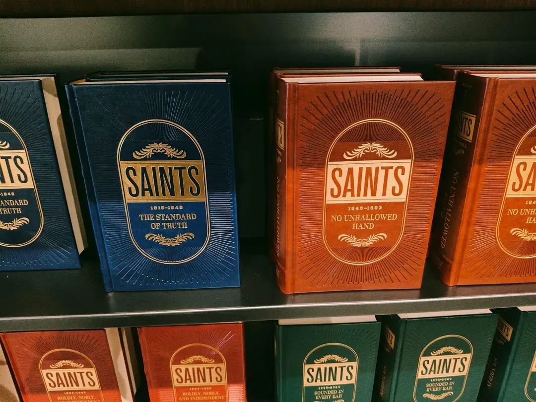 Xiao_Chua's tweet photo. promotional collaterals scattered around the chapel yesterday and copies of the special edition and the mass-market editions at Deseret Books at City Creek when I visited Salt Lake City last March.

You can read Saints at the Gospel Library app.

#XiaoChuaBookLover https://t.co/v3EmhJLsBp