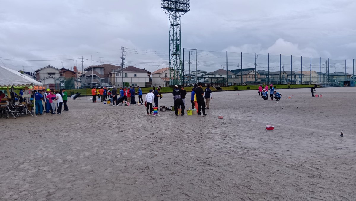 GU_Petanque's tweet photo. 今日は小牧市で行われた、東海ブロックペタンク大会に行ってきました！
結果は5位でした。
雨が途中から降ってきて、地面がぬかるんだ中での大会で新鮮でした。
次は11/8に、私達主催の大学対抗ペタンク大会！大学生の方は参加してくれると嬉しいです！参加費無料です！
#ペタンク　#岐阜大学 https://t.co/7yeJHkeZq7
