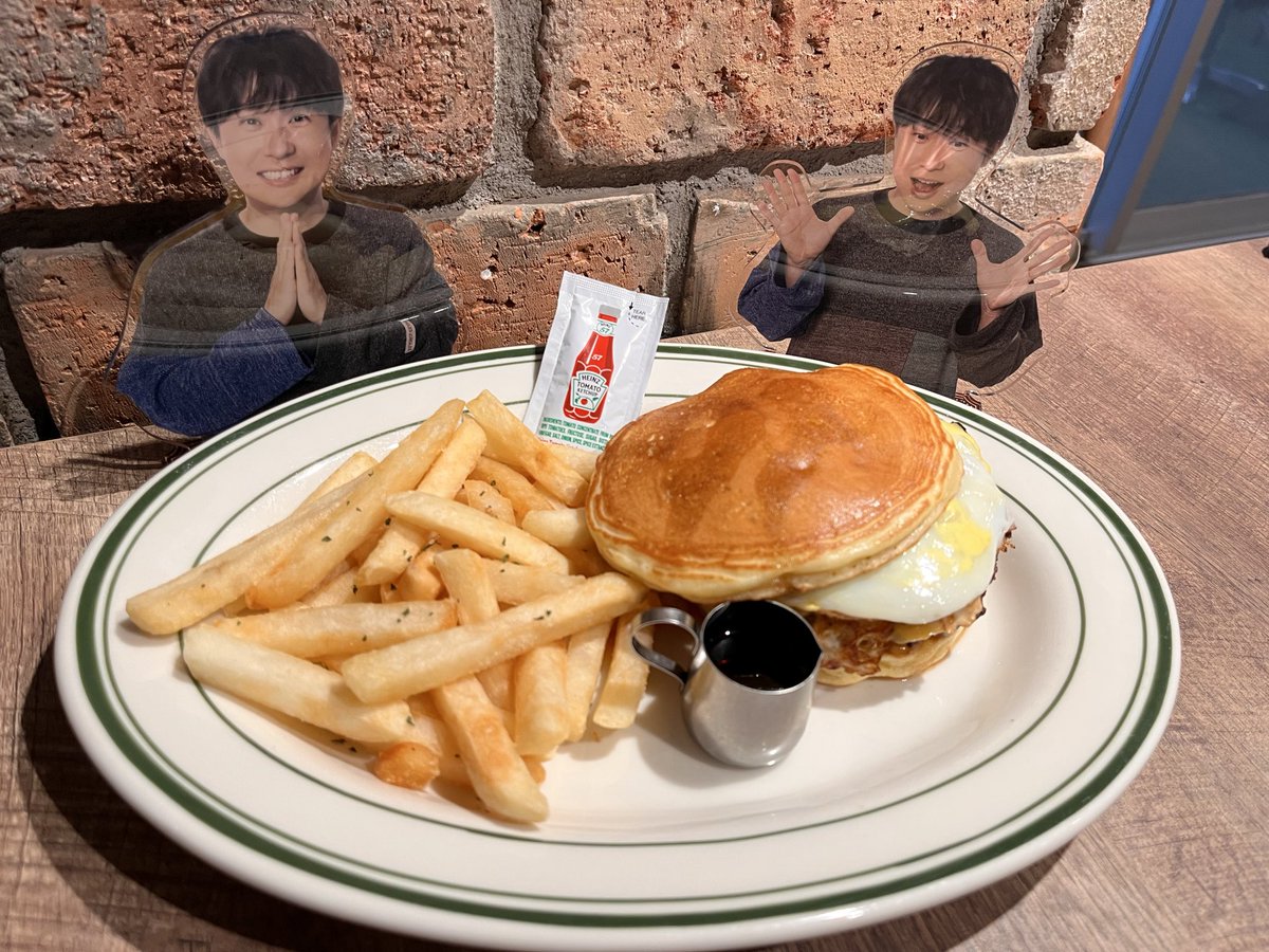 luna_petika's tweet photo. 脳内でフタリジカンを再生しながらパンケーキ🥞期間限定のカボチャと、甘しょっぱ系を交互に食べる∞ループ。 https://t.co/zdlfkt9LhQ