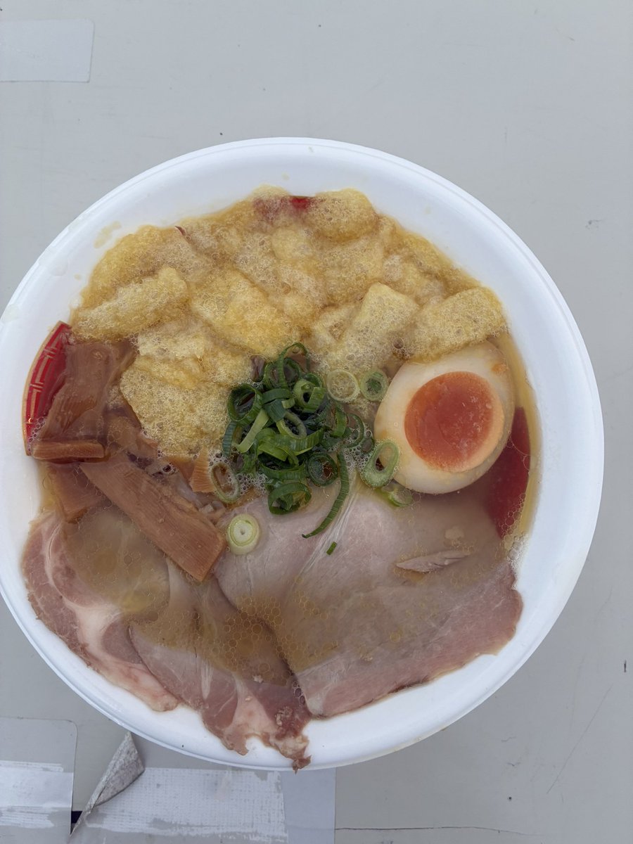 TKkidd_mbht's tweet photo. 讃岐らぁめん伊吹いりこセンターのラーメン。

うどん出汁に少しだけ油を足した様なスープ。ちぢれ麺がおいしい。

「油揚げはいらんだろ」と思いがちですが、スープがしっかり染みておいしい。

香川に行ったらうどん以外食べる気がしないから、岡山で食べれるのはありがたいな〜。 https://t.co/T9OlNrm7AK