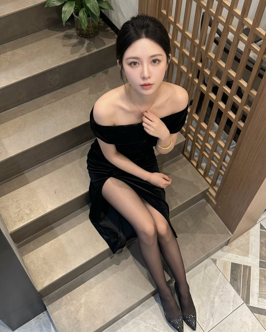 attoko0125's tweet photo. 以前直播跳舞，腿稍微张开一点点就被系统警告低俗。还是这里好，想怎么张就怎么张。你们觉得我劈叉好看，还是跪着好看 https://t.co/hDjqi0EiG0