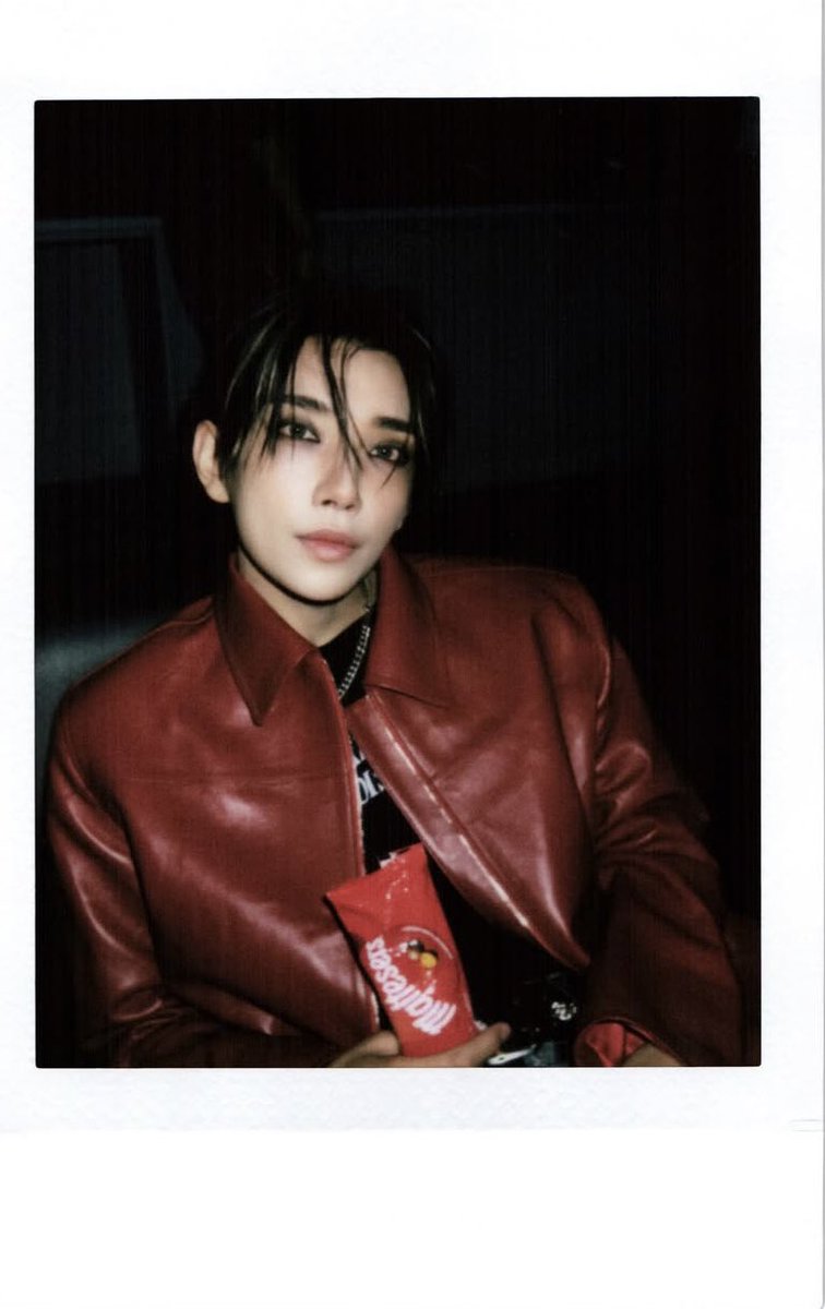 shuasmedia's tweet photo. joshua polaroids in jxj promotions behind 📸🎞️ https://t.co/4IH9zWjipu