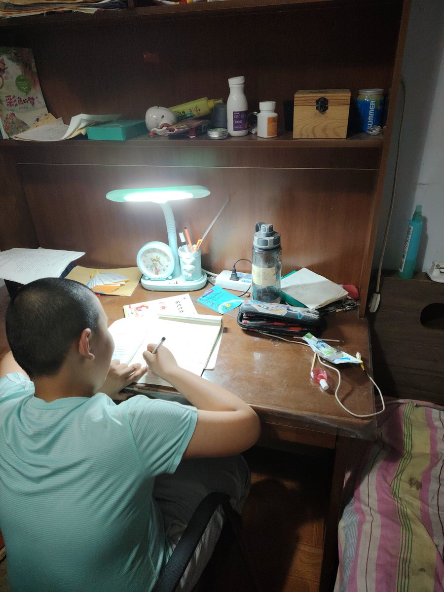 guchiwoooooo's tweet photo. 麦わらの秸が揺れる夜、課題の課に詰まって眠れず、明かりを灯して住所を確認する。 https://t.co/vkuH918bYr