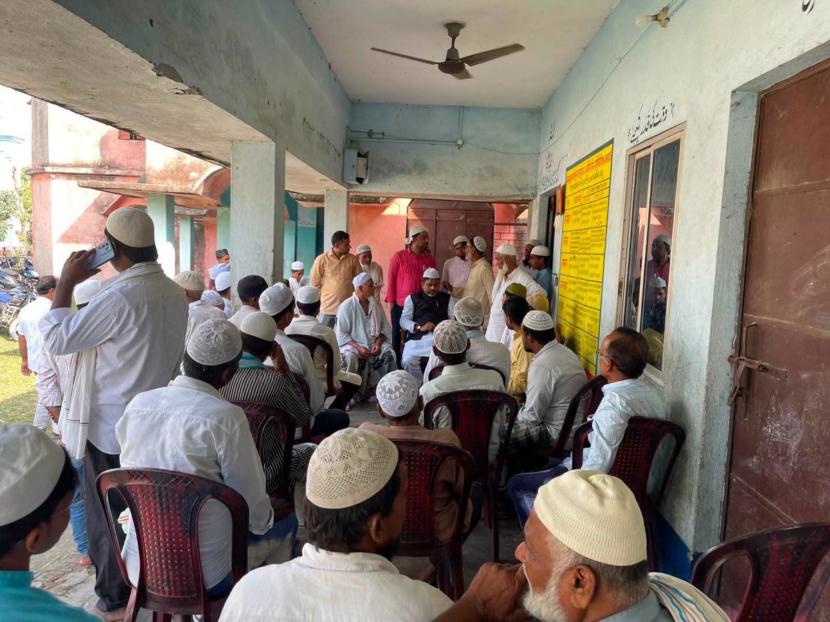 AkhtarulImanMLA's tweet photo. अमौर विधानसभा क्षेत्र में जुमे के दिन जुमा की नमाज़ के बाद विधायक अख्तरुल ईमान साहब ने स्थानीय लोगों से मुलाक़ात की और उनका हालचाल जाना।
#Admin https://t.co/d2w3rDYMfj