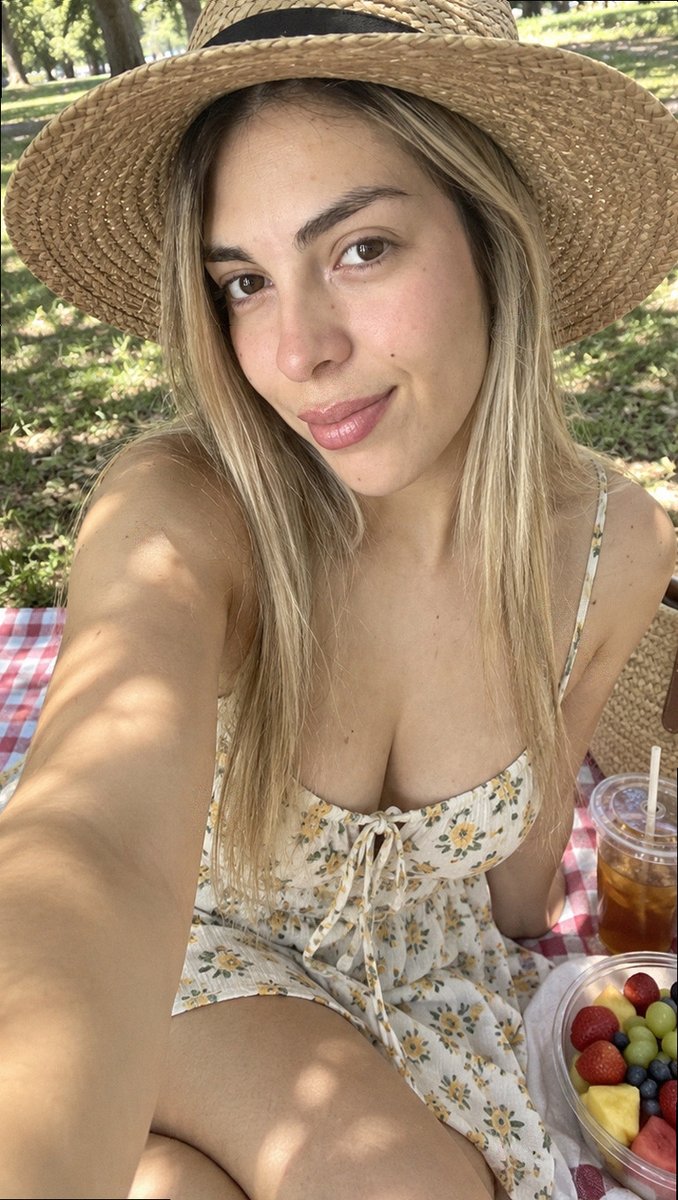 sofie54_w's tweet photo. packed a little picnic and somehow forgot the part where i decide what to eat first https://t.co/796Qwu1hJo