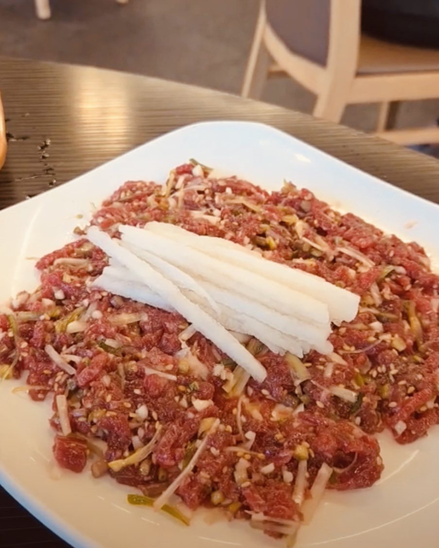 Elle_Arin's tweet photo. そろそろ夕食の時間ではないでしょうか？😊
夕食は少しボリュームのあるものでもいいので
今日はお肉を持ってきました🥩
・뭉티기 / 차돌박이 육회
→ ムンティギ / 牛バラ肉のユッケ
・육회
→ ユッケ
・갈비
→ カルビ
タヌキ、タヌキ、タヌキ、タヌキ、タヌキたち🦝
日本の皆さん、美味しい夕食をお楽しみください🇯🇵

動画をスワイプすると、写真もあります📷

Made by Arin
Made with Xbrush
Seedance 2.5