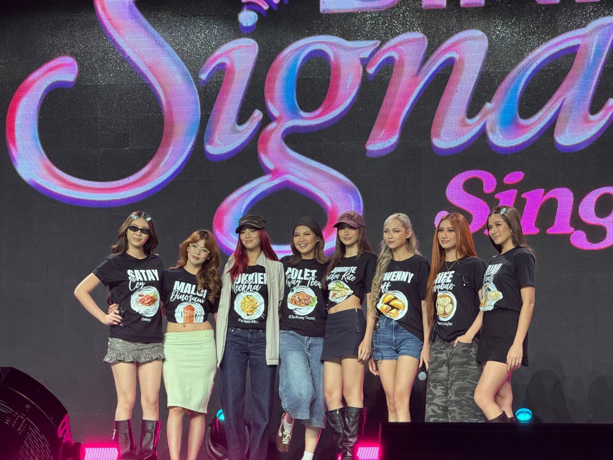 TeamBloom_SG's tweet photo. WE ARE SOOOO HAPPY! 😭💖
Seeing our girls wearing the Singapore-inspired T-shirts that we thoughtfully designed just for them makes our hearts so full! 🥹

Thank you so much, @BINI_ph, for wearing our little gifts! You have no idea how happy you’ve made us! 😭😭😭

#BINI_SIGNALS_WORLDTOUR_2026 #BINI_SIGNALS_SINGAPORE
#BINI