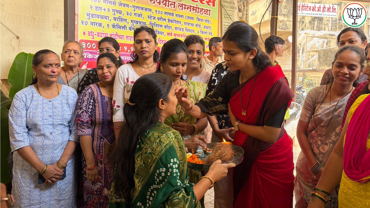TejashriiK's tweet photo. 🌸 सनशाइन एक्झिबिशन - महिला उद्योजकांना प्रोत्साहन! 🛍️

काल अंबरनाथ पूर्व येथील विश्वकर्मा भवन (गुजराती हॉल) येथे आयोजित Sunshine Exhibition चे उद्घाटन माझ्या हस्ते करण्यात आले.

महिला उद्योजकांना व्यासपीठ उपलब्ध करून देणारा आणि त्यांच्या व्यवसायाला प्रोत्साहन देणारा हा उपक्रम कौतुकास्पद आहे. या सुंदर आयोजनासाठी दक्षा परमार आणि भावना सपारिया यांचे मनःपूर्वक अभिनंदन व शुभेच्छा! 💐

CA सौ. तेजश्री विश्वजीत करंजुले पाटील 
नगराध्यक्षा, अंबरनाथ नगरपरिषद 🪷

#SunshineExhibition #WomenEntrepreneurs #SupportWomen #catejashreevkaranjule #Ambernath