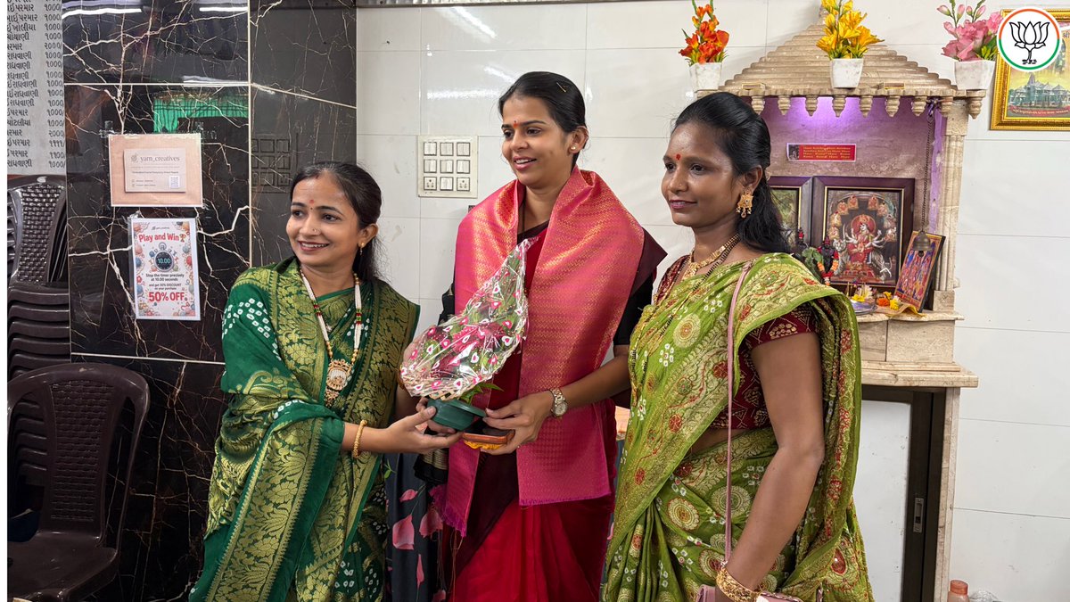 TejashriiK's tweet photo. 🌸 सनशाइन एक्झिबिशन - महिला उद्योजकांना प्रोत्साहन! 🛍️

काल अंबरनाथ पूर्व येथील विश्वकर्मा भवन (गुजराती हॉल) येथे आयोजित Sunshine Exhibition चे उद्घाटन माझ्या हस्ते करण्यात आले.

महिला उद्योजकांना व्यासपीठ उपलब्ध करून देणारा आणि त्यांच्या व्यवसायाला प्रोत्साहन देणारा हा उपक्रम कौतुकास्पद आहे. या सुंदर आयोजनासाठी दक्षा परमार आणि भावना सपारिया यांचे मनःपूर्वक अभिनंदन व शुभेच्छा! 💐

CA सौ. तेजश्री विश्वजीत करंजुले पाटील 
नगराध्यक्षा, अंबरनाथ नगरपरिषद 🪷

#SunshineExhibition #WomenEntrepreneurs #SupportWomen #catejashreevkaranjule #Ambernath
