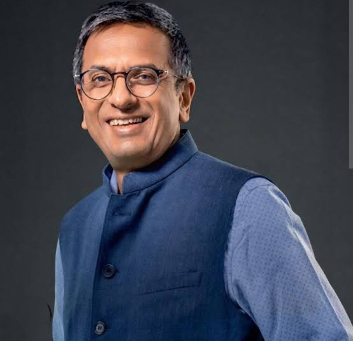iamharmeetK's tweet photo. 𝗙𝗼𝗿𝗺𝗲𝗿 𝗖𝗝𝗜 𝗖𝗵𝗮𝗻𝗱𝗿𝗮𝗰𝗵𝘂𝗱 

Former SC judge Justice Sanjay Kishan Kaul made a startling revelation in his forthcoming memoir, "Without Fear Or Favour'.
He stated that Former CJI Chandrachud was “too deferential to the Government”.

But Justice Kaul's disclosures don't stop at judicial appointments of Collegium. 

▪️𝗣𝗠𝗟𝗔: Justice Kaul says that after his bench listed whether aspects of the PMLA judgment needed reconsideration, the Government regarded the development as unfavourable. The matter subsequently surfaced before another bench without Kaul being consulted. Justice Kaul significantally added that former CJI Chandrachud also advised him to find a “middle path”.

𝗟𝗲𝘁'𝘀 𝘁𝗮𝗸𝗲 𝗮 𝗹𝗼𝗼𝗸 𝗶𝗻𝘁𝗼 𝗙𝗼𝗿𝗺𝗲𝗿 𝗖𝗝𝗜 
𝗖𝗵𝗮𝗻𝗱𝗿𝗮𝗰𝗵𝘂𝗱'𝘀 𝘀𝗼𝗺𝗲 𝗽𝗮𝘀𝘁 𝘀𝗶𝗴𝗻𝗶𝗳𝗶𝗰𝗮𝗻𝘁 𝗿𝗲𝗰𝗼𝗿𝗱 -

 ▪️𝗝𝘂𝗱𝗴𝗲 𝗟𝗼𝘆𝗮: Former CJI
Chandrachud authored the unanimous 2018 judgment rejecting demands for an independent investigation into Judge B.H. Loya's death.

▪️𝗔𝗱𝗮𝗻𝗶–𝗛𝗶𝗻𝗱𝗲𝗻𝗯𝘂𝗿𝗴 : Former CJI Chandrachud bench refused to take the investigation away from SEBI and hand it to an SIT or CBI and found no apparent regulatory failure by SEBI.

▪️ 𝗠𝗮𝗵𝗮𝗿𝗮𝘀𝗵𝘁𝗿𝗮 -𝗦𝗵𝗶𝘃 𝗦𝗲𝗻𝗮 𝟮𝟬𝟮𝟯 𝗰𝗿𝗶𝘀𝗶𝘀: The case was referred to a Constitution Bench in August 2022. The final judgment came in May 2023. The Court held the Governor's floor-test decision unjustified but did not restore the Uddhav Thackeray government.

▪️𝗖𝗘𝗖-𝘀𝗲𝗹𝗲𝗰𝘁𝗶𝗼𝗻 𝗹𝗮𝘄:  Parliament removed the CJI from the selection committee through the 2023 Act. The Supreme Court subsequently refused to stay that provision. Though Former CJI Chandrachud was not on the bench that did so.

▪️𝗗𝗶𝘀𝗮𝘀𝘁𝗲𝗿 𝗗𝗲𝗺𝗼𝗻𝗲𝘁𝗶𝘀𝗮𝘁𝗶𝗼𝗻: Former CJI Chandrachud was on the 3-judge bench that declined interim interference, transferred the pending cases to the Supreme Court and referred the constitutional questions to a 5-judge bench. 

▪️𝗧𝗵𝗲𝗻 𝘁𝗵𝗲 𝗼𝗽𝘁𝗶𝗰𝘀: PM Modi attending Ganesh Puja at the sitting CJI Chandrachud's residence. An episode that itself prompted former judges and lawyers to question the institutional distance between the Executive and Judiciary.