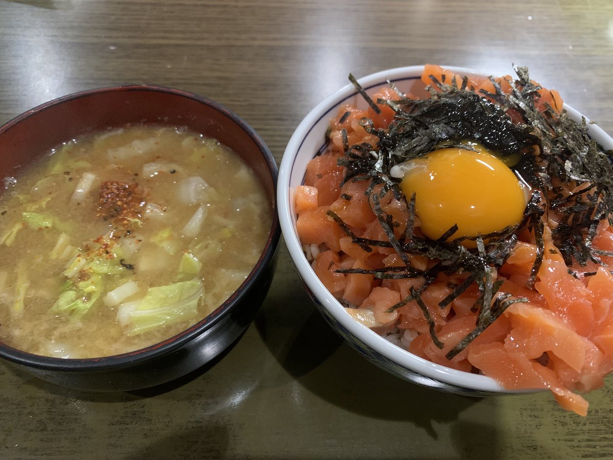 zenraknight's tweet photo. 鰤の漬け丼でも作りたかったが、鮮魚コーナーに鰤がなかった(´･ω･`)
代わりに鮭丼にした。鮭もうまいよ。高タンパク低カロリーだし。 https://t.co/HIV3wxQzyB
