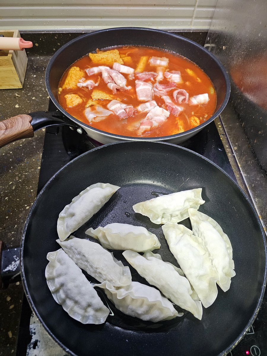 tazen35's tweet photo. 2차전 드가자 
일본 친구들 떡볶이엔 
튀김도 먹어줘야된다구
일본 다누끼 너구리 소환술! https://t.co/yCWdZem1tl