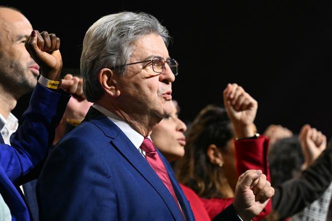 NupesNews's tweet photo. 🔴⚡Info @le_Parisien La colère sociale et les évènements du 17 octobre profitent à Mélenchon et non à Le Pen | Alors que tout le monde prédisait une chute de @JLMelenchon dans les Intentions de vote et un bond de Le Pen... c'est l'inverse qui se produit a reconnu @BriceTeinturier, directeur général délégué d'IpsosBVA. « Beaucoup de commentateurs se sont trompés en pensant qu'il y aurait une baisse de Jean-Luc Mélenchon, qui monte de 2 points. Il est qualifié dans tous les cas pour le second tour ».

« Les vrais manifestants ont été oubliés pas beaucoup, pas par lui » a développé Mr Teinturier. En effet, le candidat insoumis est le porte parole d'une jeunesse méprisée et peu écoutée par les médias et les candidats. Une stratégie qui paie dans les intentions de vote avec ce dernier sondage @Ipsosbva qui confirme la dynamique de Mélenchon estimé à 17% pour le premier tour.