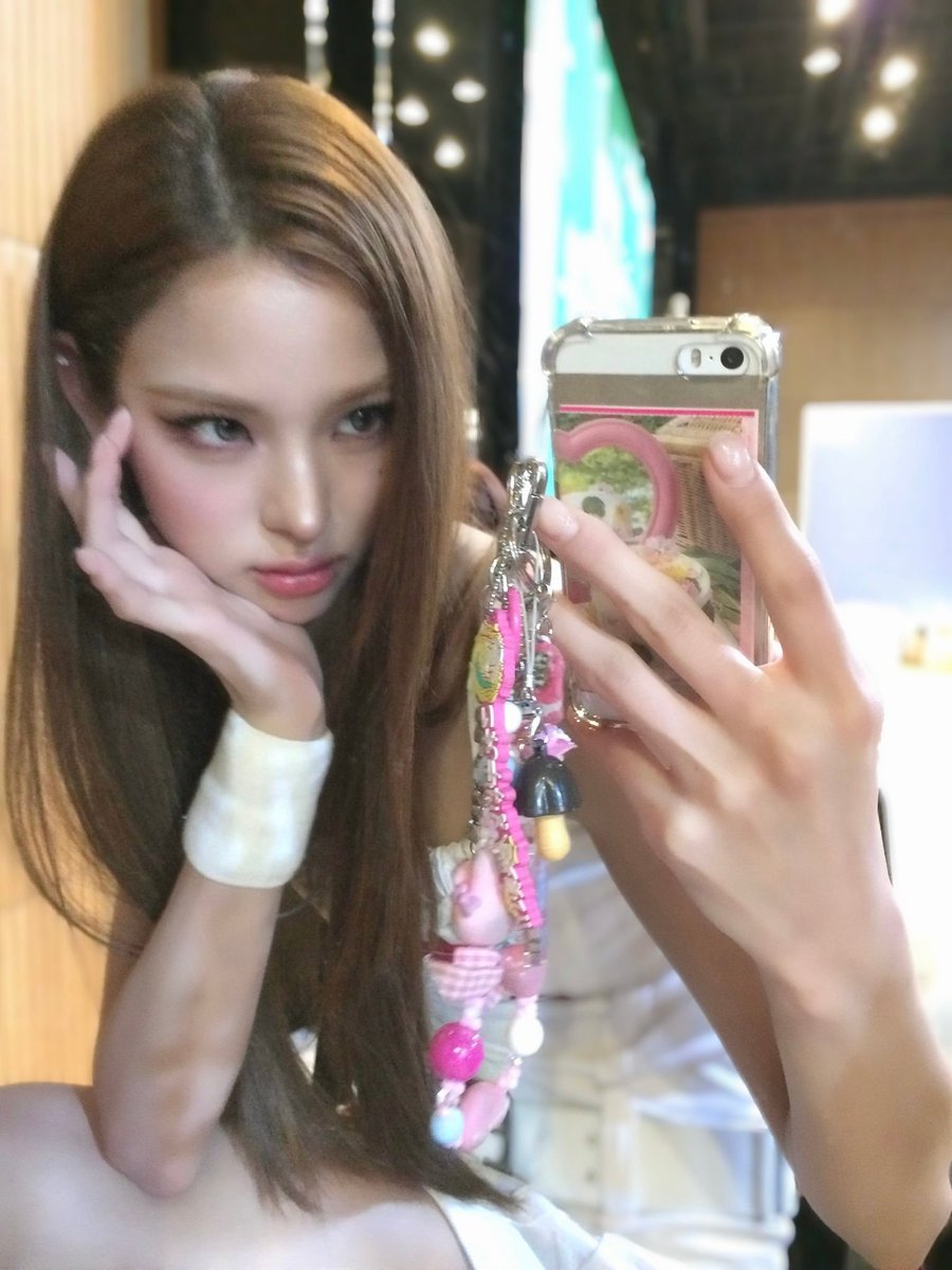 maitomioke's tweet photo. Bringing my iPhone 5s with all its pink trinkets out in public because never on my life will I try to keep my little whimsies and joys to myself #normalpersondoingnormalstuffs https://t.co/6qN78QaBn6