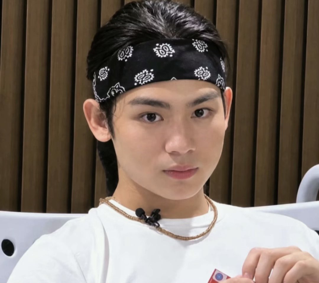 jeoluvbug's tweet photo. jeremiah and his bandana against the world 

JEOurney BEGINS NOW https://t.co/jbE3t5Msec