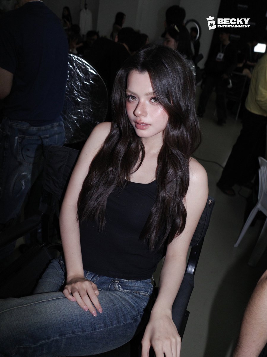beckyentofc's tweet photo. Becky's runway pregame. 🖤

REBECCA WALKS WACAY EFW26
#BeckyxWACAYxEFW26 
#ELLEFashionWeek2026 #ICONSIAM #WacayGarden #WACAYxEFW26 https://t.co/MqnTPXN9Fs